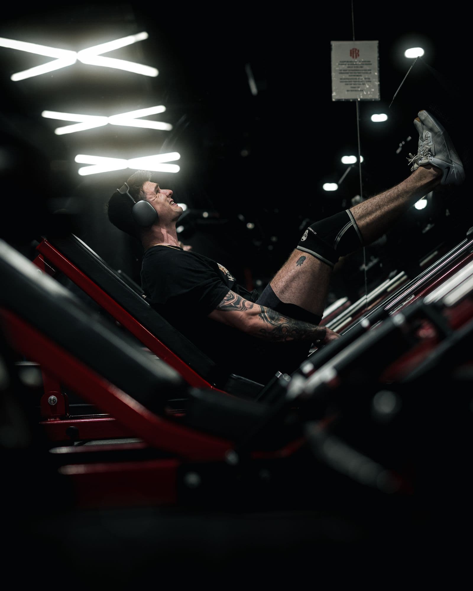 Atleta en plena serie de fuerza en el gimnasio.